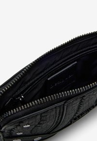 Schwarze Geldbörse aus Leder mit strukturierter Oberfläche, Reißverschluss und mehreren Innenfächern, darunter eine kleine Reißverschlusstasche.