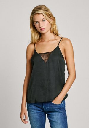 Camisola in satin nero con spalline sottili, caratterizzata da una scollatura a V ornata da dettagli in pizzo nero intricato sul petto. Tessuto liscio e vestibilità rilassata.