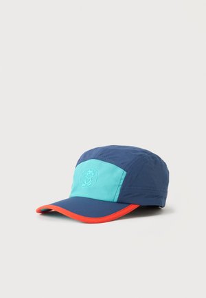Casquette bleu marine et sarcelle avec une visière bordée de rouge et un logo brodé circulaire sur le panneau avant.