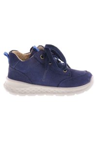 Marineblaue Wildleder-Kindersneaker mit beige Gummisohle, runder Spitze, kontrastierenden blauen Akzenten und traditionellem Schnürdesign.