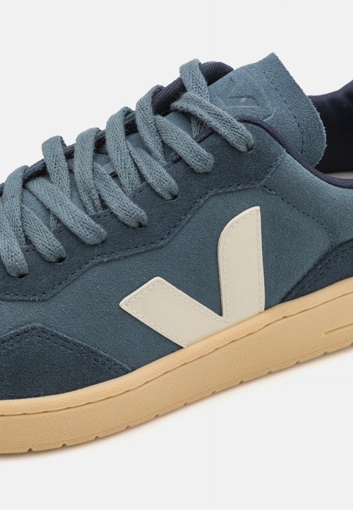 Veja Zapatilla de niño, colaboración con Milk, modelo V-90 en cuero Azul Cielo — foto 6