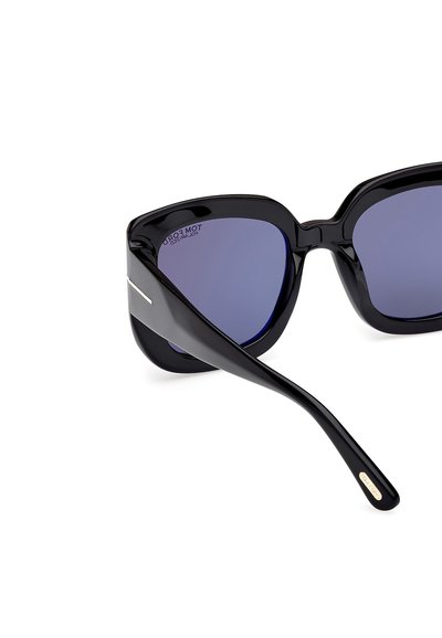 Duże czarne okulary przeciwsłoneczne o błyszczącym wykończeniu, gradientowych fioletowych soczewkach i smukłym kształcie. Posiadają cienki metalowy akcent na oprawie.