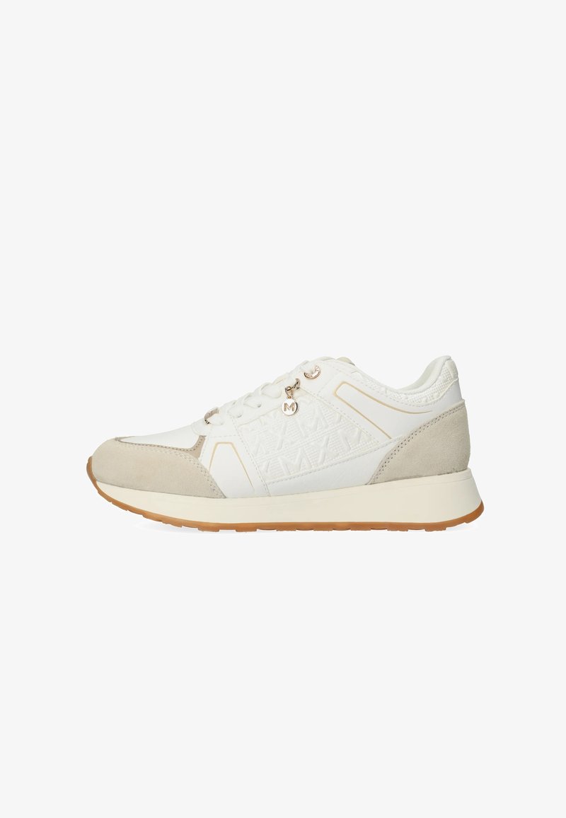 Bílá teniska s lehkými béžovými semišovými doplňky, texturovaným svrchním materiálem, zavazováním na tkaničky a malým ozdobným přívěskem. Gumová podrážka.