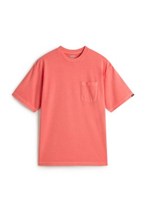 Korallenfarbene Baumwoll-T-Shirt mit Rundhalsausschnitt, kurzen Ärmeln und einer einzelnen Brusttasche auf der linken Seite. Einfaches, ungeschmücktes Design.