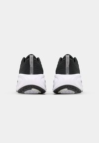 Nike Performance VOMERO PLUS - Tenisice za cestovno trčanje - black/white/cool grey/metallic dark grey/summit white