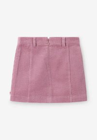 Jupe en velours côtelé violet avec une coupe droite, fermeture éclair et passants de ceinture. Présente une texture côtelée verticale et une petite étiquette de marque à l'ourlet.