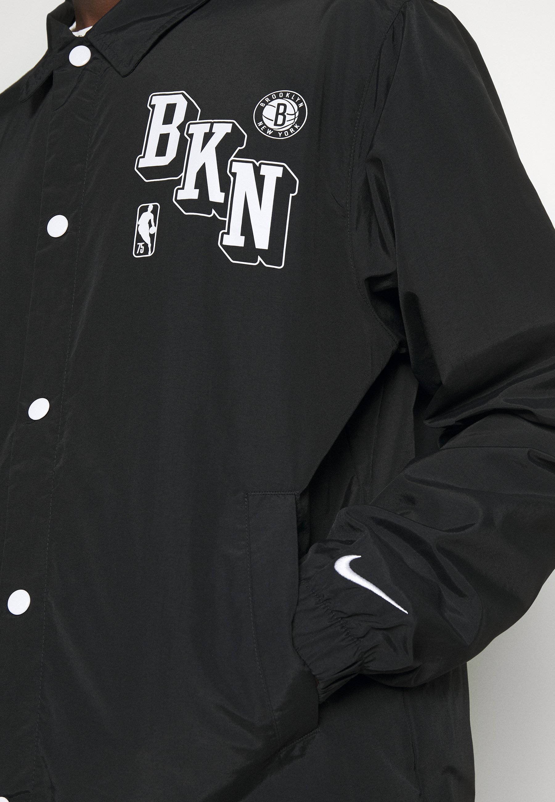 Nike Performance NBA BROOKLYN NETS COACH JACKET - Vereinsmannschaften -  black/white/schwarz - Zalando.ch