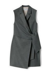 Gilet grigio senza maniche con un design avvolgente, dotato di una cintura in vita, rever affilati e dettagli di cucitura a contrasto sul davanti.