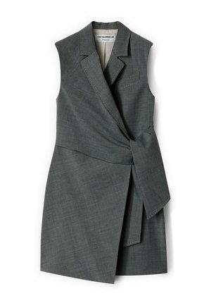 Chaleco gris sin mangas con un diseño cruzado, que presenta un cinturón en la cintura, solapas definidas y detalles de costura en contraste en la parte delantera.