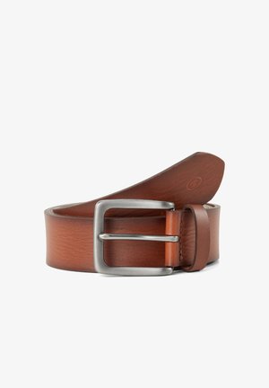 Cinturón de cuero marrón con una correa ancha, hebilla de metal plateado y textura suave con un extremo ligeramente cónico.