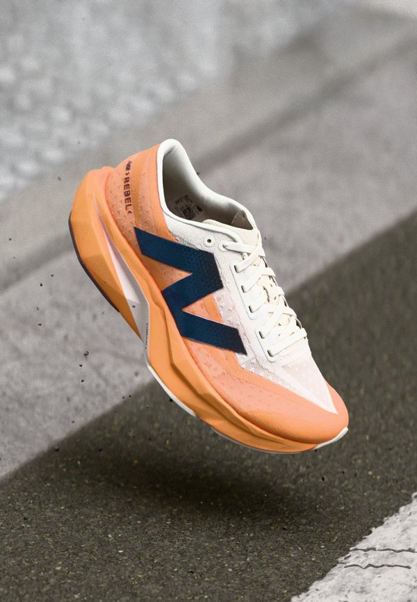 FUELCELL REBEL V4 - Road running shoes4