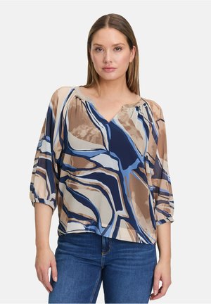 Multikolorige blouse met een v-hals, driekwartmouwen en een abstracte print in blauwtinten, bruin en crème. Soepele, lichte stof.