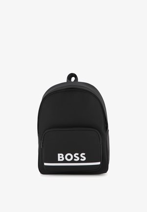 Rucsac negru cu un buzunar frontal cu fermoar pe care este afișat cuvântul BOSS alb și o linie orizontală albă sub text.