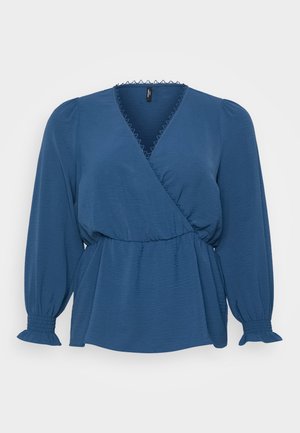 Blusa azul envolvente feita de tecido texturizado. Apresenta mangas puff longas com punhos elásticos, renda na gola e cintura ajustada.