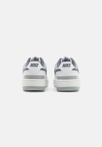 Nike Sportswear GAMMA FORCE - Sneaker low - white/smoke grey/light smoke grey/summit white