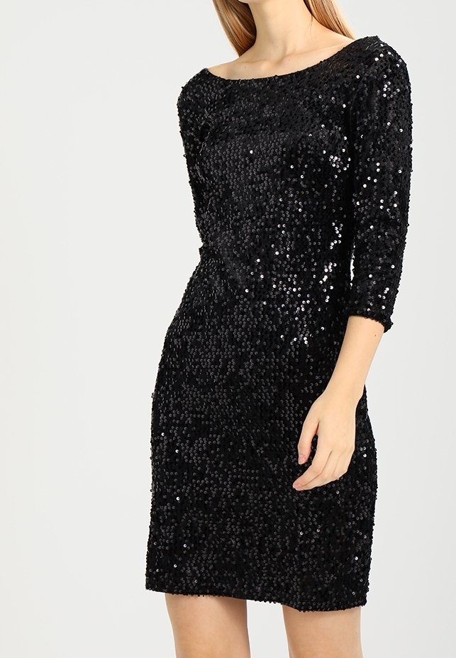 Svart paljettklänning med trekvartslånga ärmar och båtformad halsringning. Sitter tajt runt kroppen, har en slät textur och en knä-lång klippning.