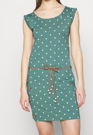 Groene jurk met witte stippen, tot op de knie, gemaakt van katoen, met korte mouwtjes, een taillekoord met bruin accent, zijzakken en sierknopen.