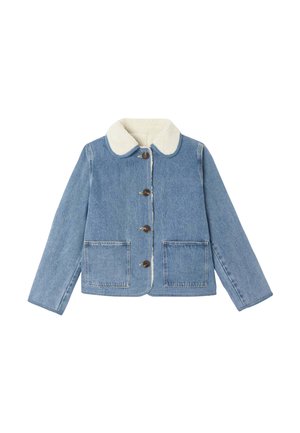 Veste en denim avec col en sherpa crème, quatre boutons à bascule et deux poches plaquées à l'avant, présentée à plat sur fond blanc.