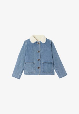 Veste en denim avec col en sherpa crème, quatre boutons à bascule et deux poches plaquées à l'avant, présentée à plat sur fond blanc.