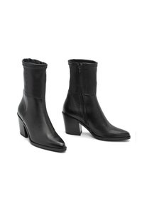 Botas de cuero negras hasta el tobillo con una parte superior redondeada, puntera puntiaguda y tacón cuadrado. Cuenta con un cierre lateral y una superficie texturizada.