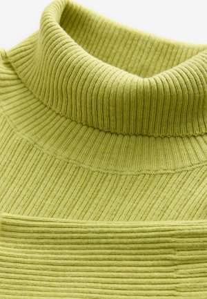 Zaļš ribots trikotāžas tops ar augstu apkakli. Iekļauj vertikālas un horizontālas ribu rakstus, ar mīkstu tekstūru un ciešu piegulšanu.