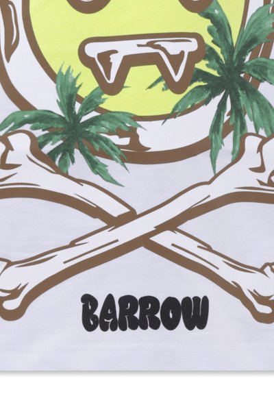 Witte T-shirt met een gele doodskop met tanden, gekruiste witte botten en groene palmbomen. Het woord "BARROW" staat in vet zwart gedrukt.