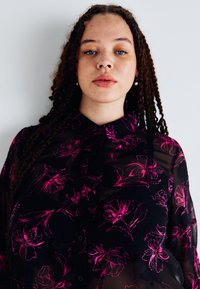 ONLY Carmakoma CARMELENA BOW - Blusa com botões - fuchsia purple