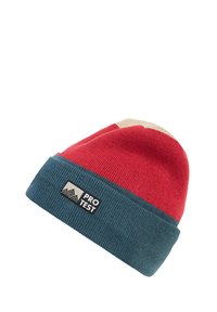 Gorro de punto con puño azul, cuerpo rojo, parte superior beige y un parche negro con el logo "PRO TEST" en el puño.