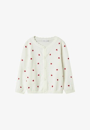 Witte cardigan met rode hartpatronen, knoopsluiting en geribde kraag en manchetten. Zachte gebreide stof met een lichte textuur.