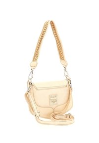 Borsa a tracolla in pelle beige chiaro con tracolla intrecciata, chiusura a pattina magnetica e dettagli decorativi in rivetti sul fronte. Design compatto e strutturato.
