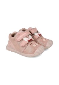 Scarpine per bambini in suede rosa con finitura testurizzata, presentano un design con faccia di coniglio, due strap in Velcro e suole in gomma.