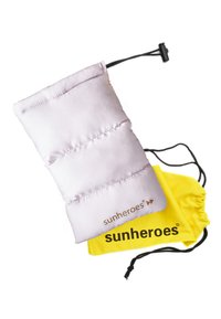 Rosa vadderad påse med svart dragsko, märkt "sunheroes," i sällskap med en gul dragsko väska med samma varumärke.