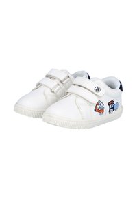 Zapatillas infantiles blancas con dos tiras de Velcro, que cuentan con bordados coloridos de camiones y coches en el exterior y una suela de goma texturizada.