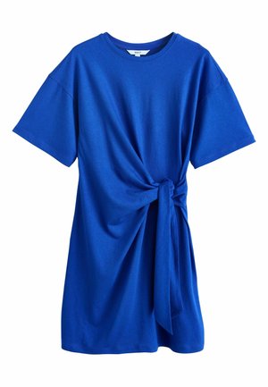 Sinine lühikeste varrukatega puuvillane kleit, millel on pehme materjal ja külgedel sõlmedetail, lõdva lõikega. Sile tekstuur, vabaaja disain.
