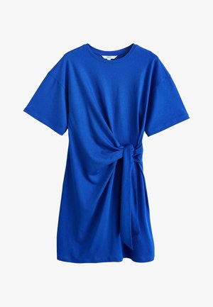 Kék rövid ujjú pólóruha puha pamutból, oldalán csomózási részlettel, laza szabással. Sima textúra, laza dizájn.