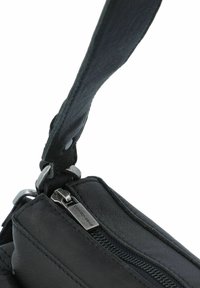Borsa in pelle nera con zip argentata, caratterizzata da una finitura testurizzata e una tracolla regolabile. Include accessori in metallo.