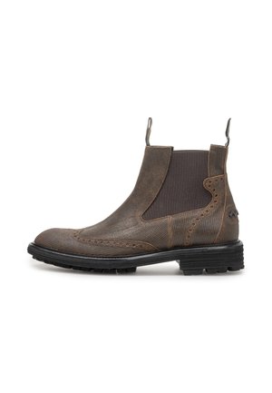 Brauner Leder-Chelsea-Stiefel mit Brogue-Details, schwarzen elastischen Seitenpaneelen, Zuglaschen und einer robusten schwarzen Sohle.