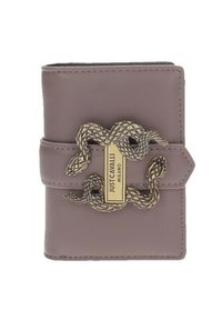 Cartera de cuero púrpura con un broche metálico en forma de serpiente con un detalle en dorado. Textura suave y diseño compacto y rectangular.