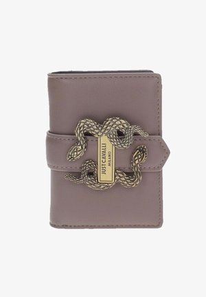 Cartera de cuero púrpura con un broche metálico en forma de serpiente con un detalle en dorado. Textura suave y diseño compacto y rectangular.