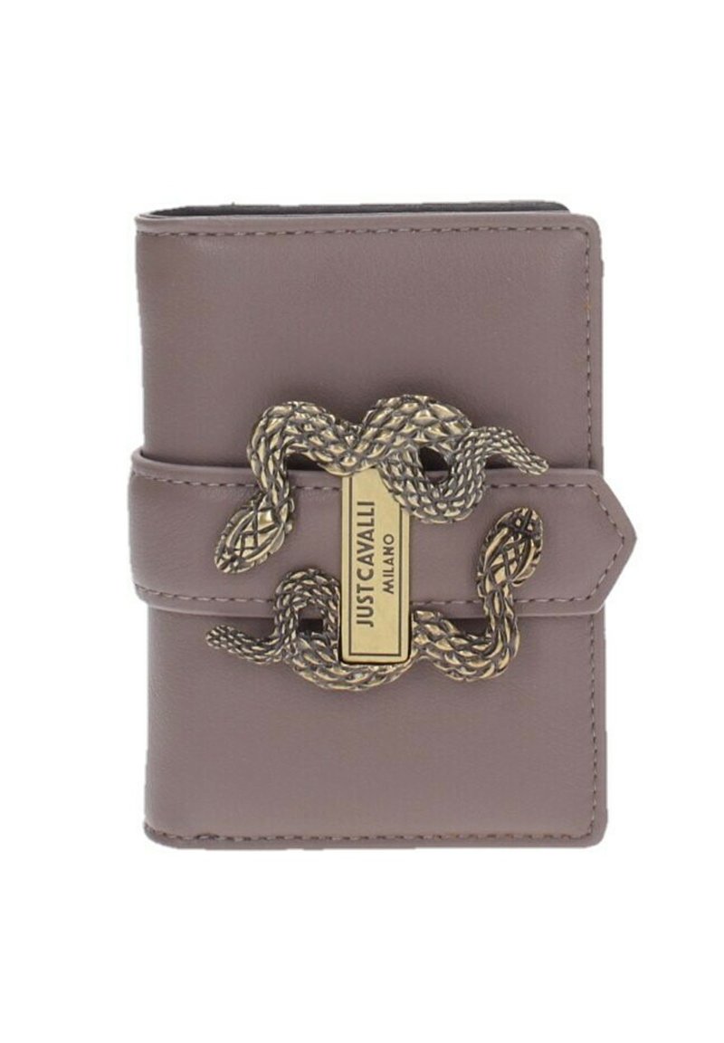 Cartera de cuero púrpura con un broche metálico en forma de serpiente con un detalle en dorado. Textura suave y diseño compacto y rectangular.