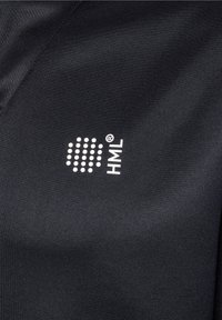 Czarna odzież sportowa z gładkiego materiału. Wyraźne białe logo z napisem "HML" z kropkowanym wzorem umieszczone z przodu.