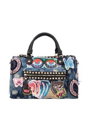 Denim håndtaske med sorte håndtag, dekoreret med farverige lapper med motiv af øje, sommerfugl, bølge, krone og "POW", samt guldfarvede nitter og lynlåslomme.