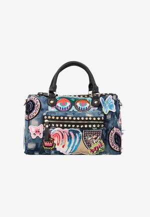 Dżinsowa torba na ramię z czarnymi uchwytami, ozdobiona kolorowymi naszywkami w kształcie oka, motyla, fali, korony i napisu „POW”, a także złotymi ćwiekami i kieszenią na zamek.