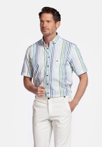 Chemise à manches courtes avec des rayures verticales bleues, vertes et blanches ; comprend une poche poitrine unique et des boutons noirs.