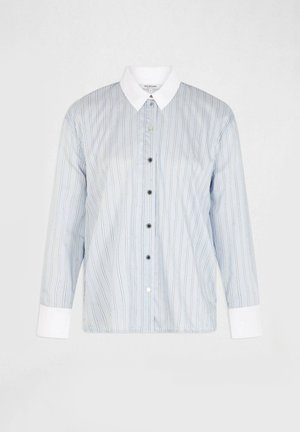Chemise à manches longues bleu clair avec col et poignets blancs, fines rayures verticales noires et blanches, et boutons noirs à l'avant.