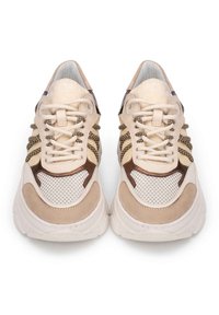 Sneakers met een mix van beige en bruine materialen, voorzien van meshpanelen, een gevoerde kraag, decoratieve veters en textuuraccenten.