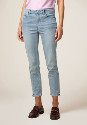 Jasnoniebieskie jeansy z wysokim stanem, pięcioma kieszeniami, prostym krojem nogawki i długością do kostek. Wykończone srebrnymi guzikami i akcentami wątku.