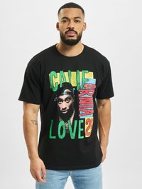 Camiseta de algodón negra con un texto gráfico colorido que dice "California Love" y un diseño de retrato. Mangas cortas y un corte relajado.