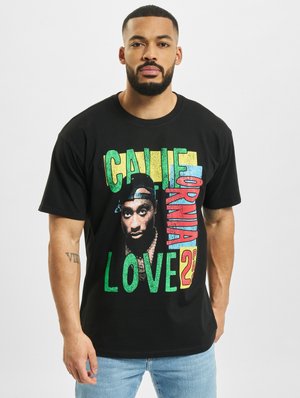 Sort bomulds t-shirt med farverig "California Love" grafisk tekst og et portrætdesign. Korte ærmer og en afslappet pasform.