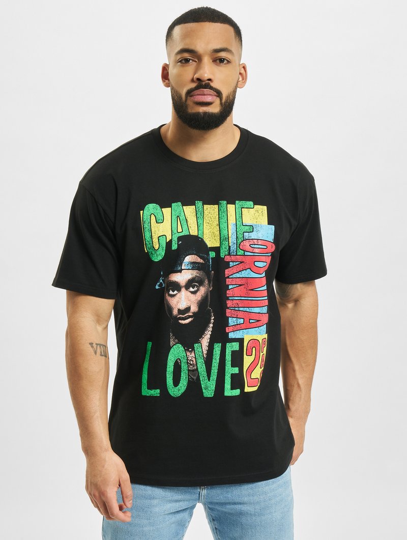 Camiseta de algodón negra con un texto gráfico colorido que dice "California Love" y un diseño de retrato. Mangas cortas y un corte relajado.
